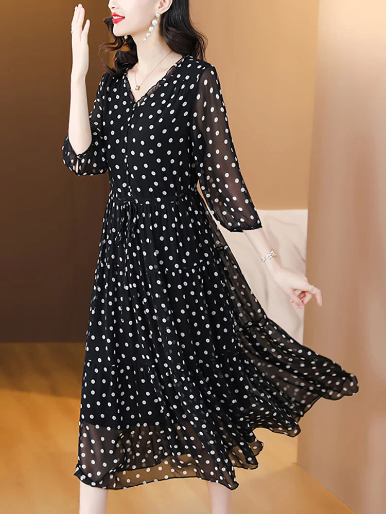 Robe mi-longue en soie à pois noirs d'été – Robe de soirée élégante à volants, col en V, style Hepburn