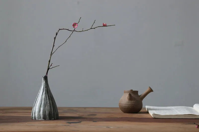 Black Ceramic Small Vase – Japanese-Style Tabletop Ornament for Flowers & Home Decor