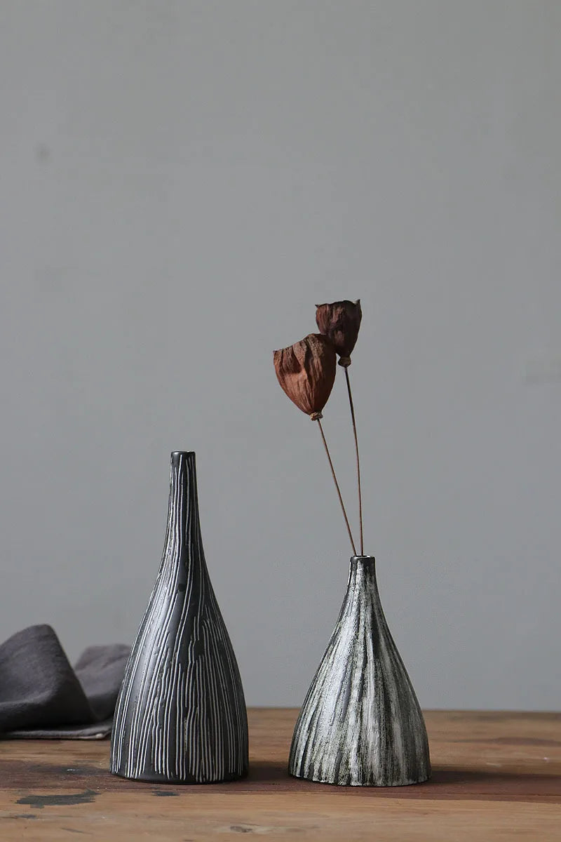 Black Ceramic Small Vase – Japanese-Style Tabletop Ornament for Flowers & Home Decor