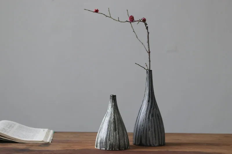 Black Ceramic Small Vase – Japanese-Style Tabletop Ornament for Flowers & Home Decor